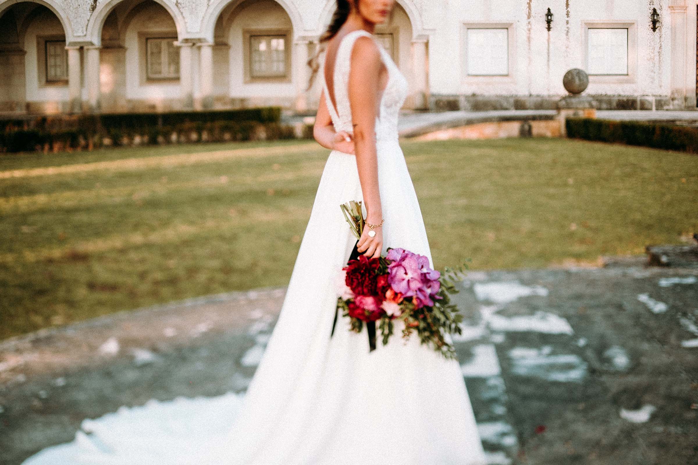 freelens photo of a bride holding a bouquet